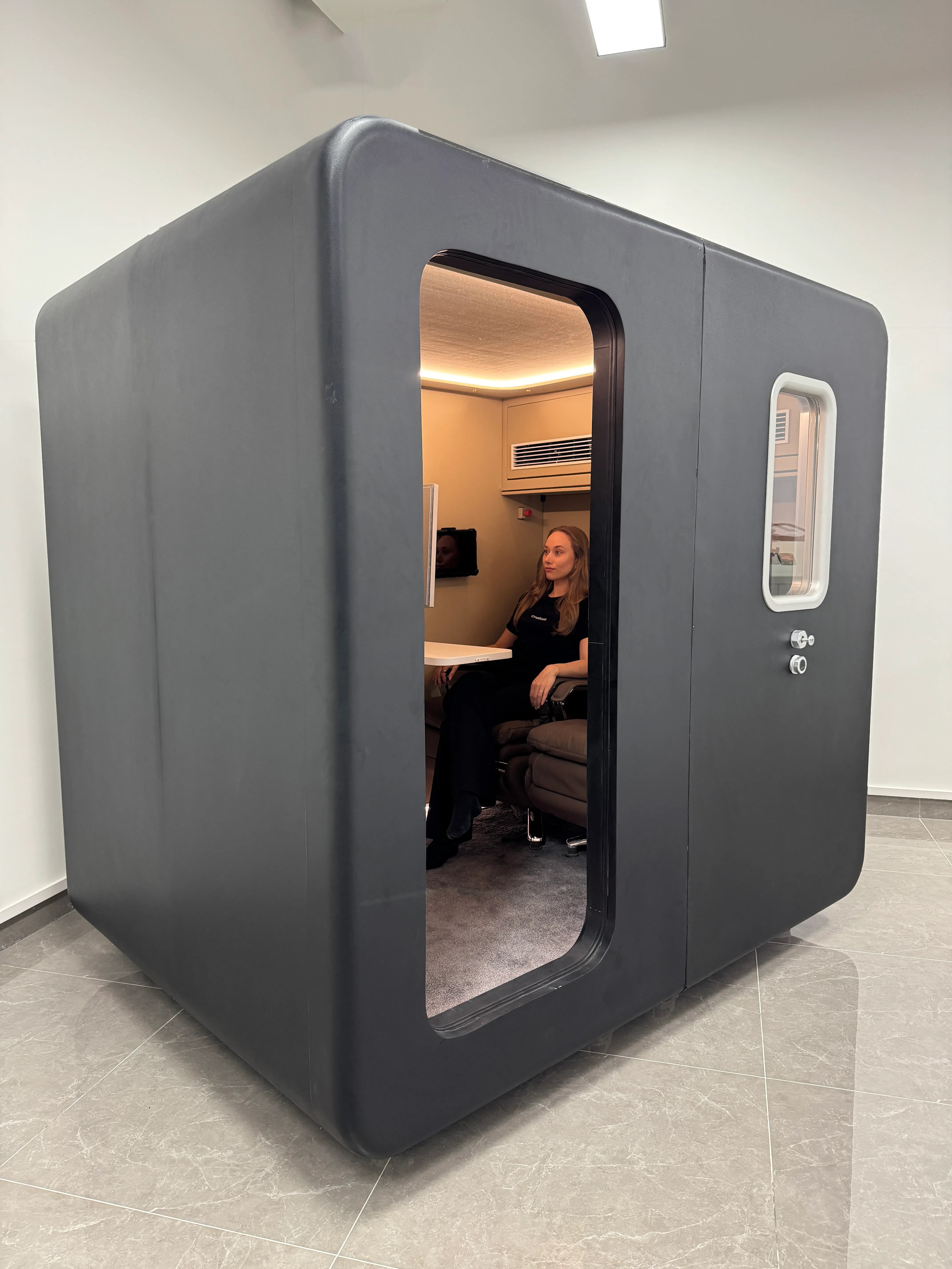 London chamber — external view, two-person configuration
